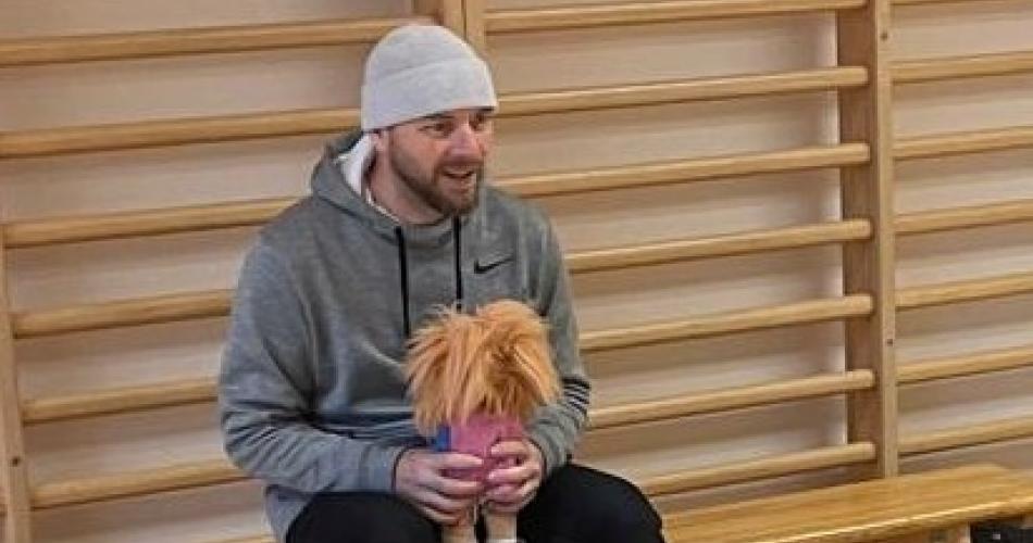 Robi mit seiner Handpuppe Ronja