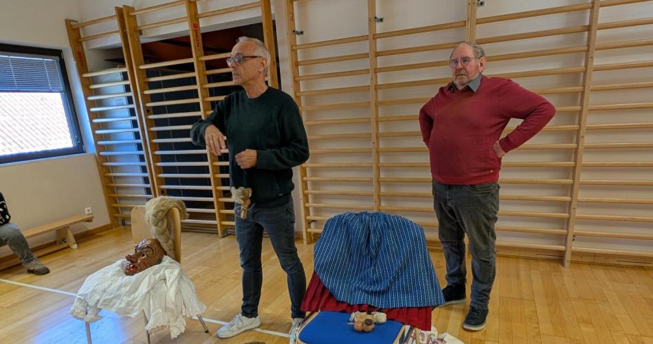 Masken der Hexen werden vorgestellt