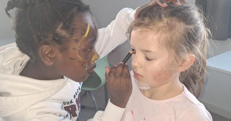 Mädchen schminkt ein anderes Mädchen